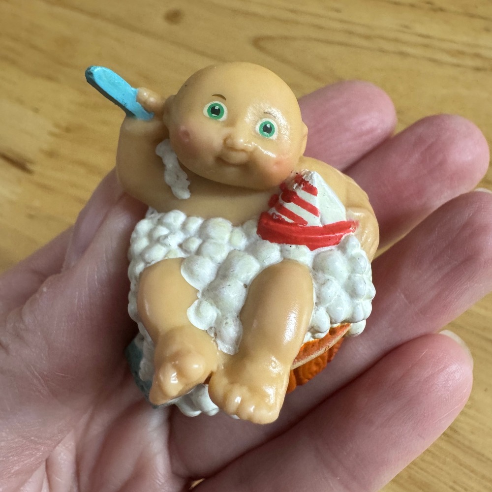 Cabbage Patch Kids Mini Figurine Baby Bath Tub Bubble Brush Red Hat‎